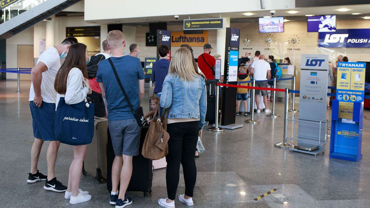 Jak zaoszczędzić na bagażu? Wypełnij i zamknij. Tak wniesiesz więcej na pokład bez dodatkowych opłat