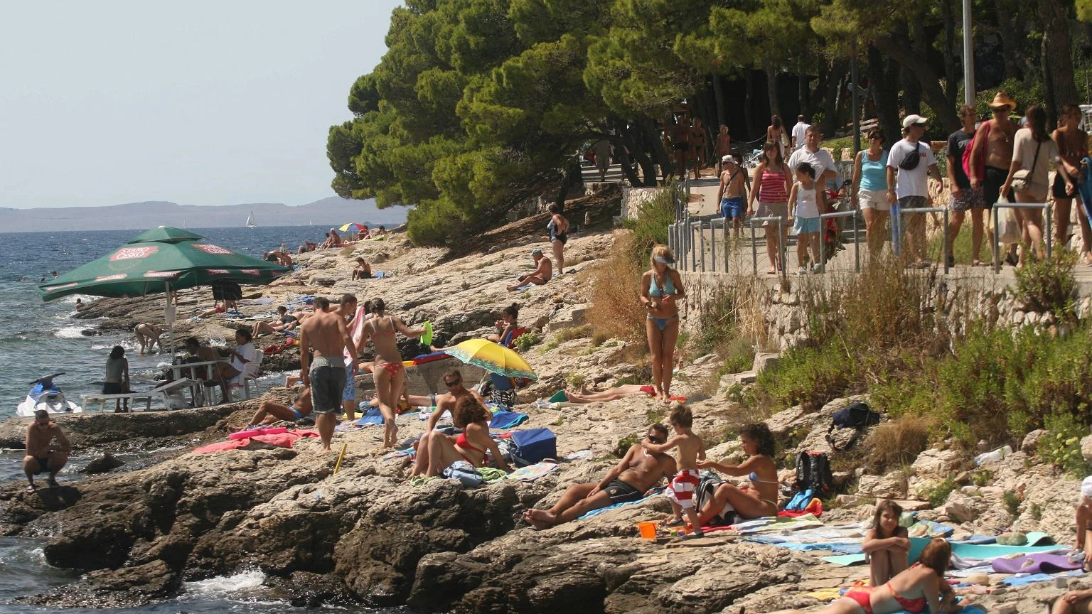 Wakacje w Chorwacji? Do walizki spakuj biały proszek z kuchni. Może się przydać na plaży