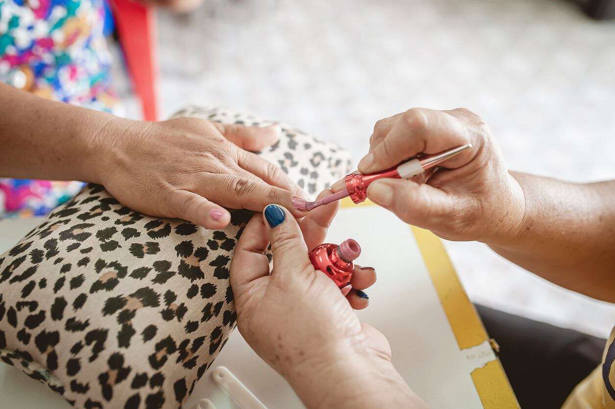 Czerwień i neony nie są dla ciebie? Zrób negative space nails. Będą pasować do jesiennych stylówek