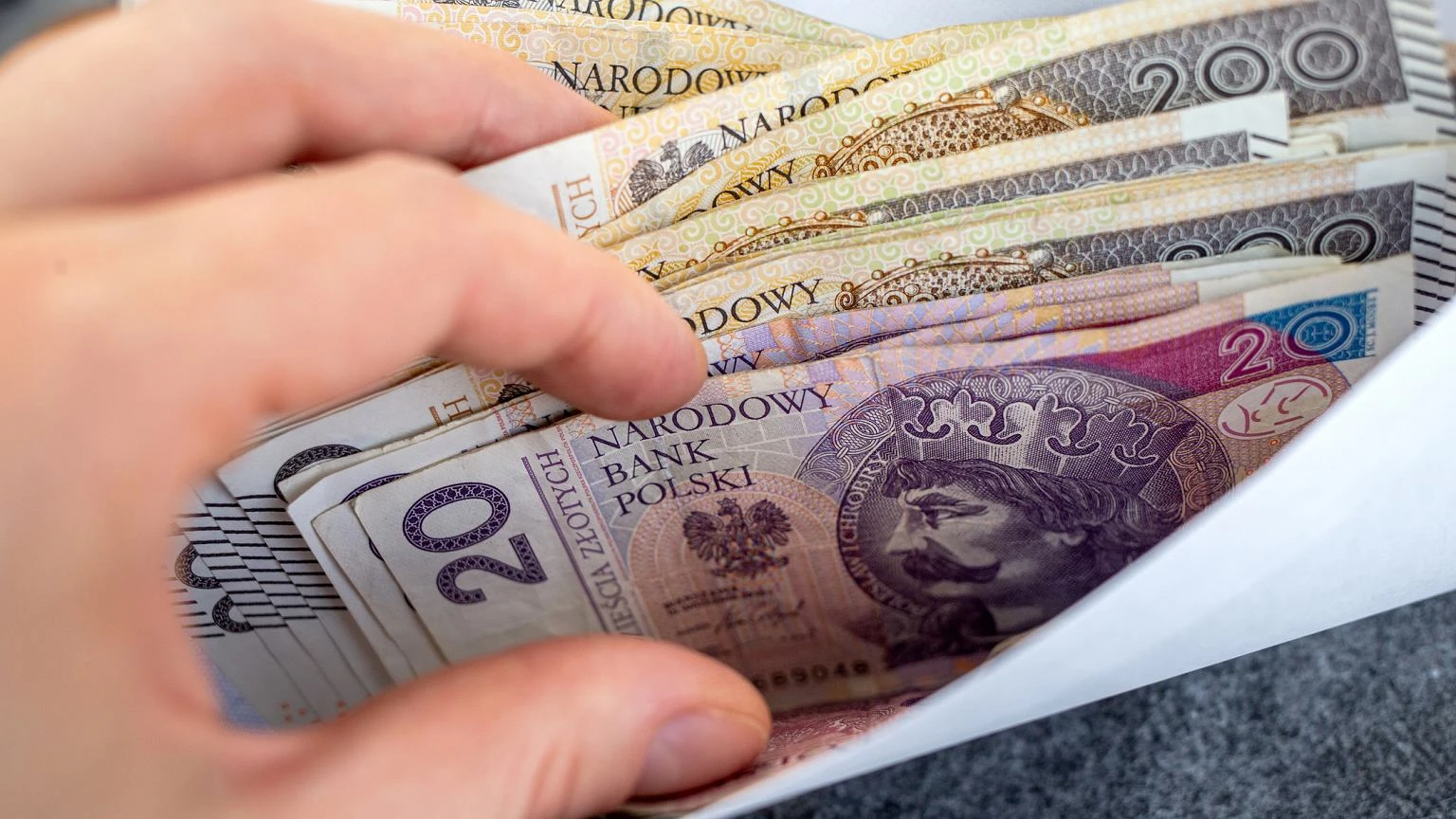 7 tys. zĹ miesiÄcznie i benefity. Tak pracodawcy chcÄ przyciÄgnÄÄ studentĂłw