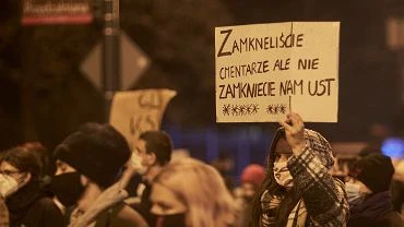 Koronawirus. Jaki bdzie wzrost liczby zakaonych po protestach? Naukowcy oszacowali