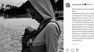 Agnieszka Radwaska pokazuje, jak nosi dziecko. Fanki krytykuj: Szkoda, e lansuje nieprawidowy sposb