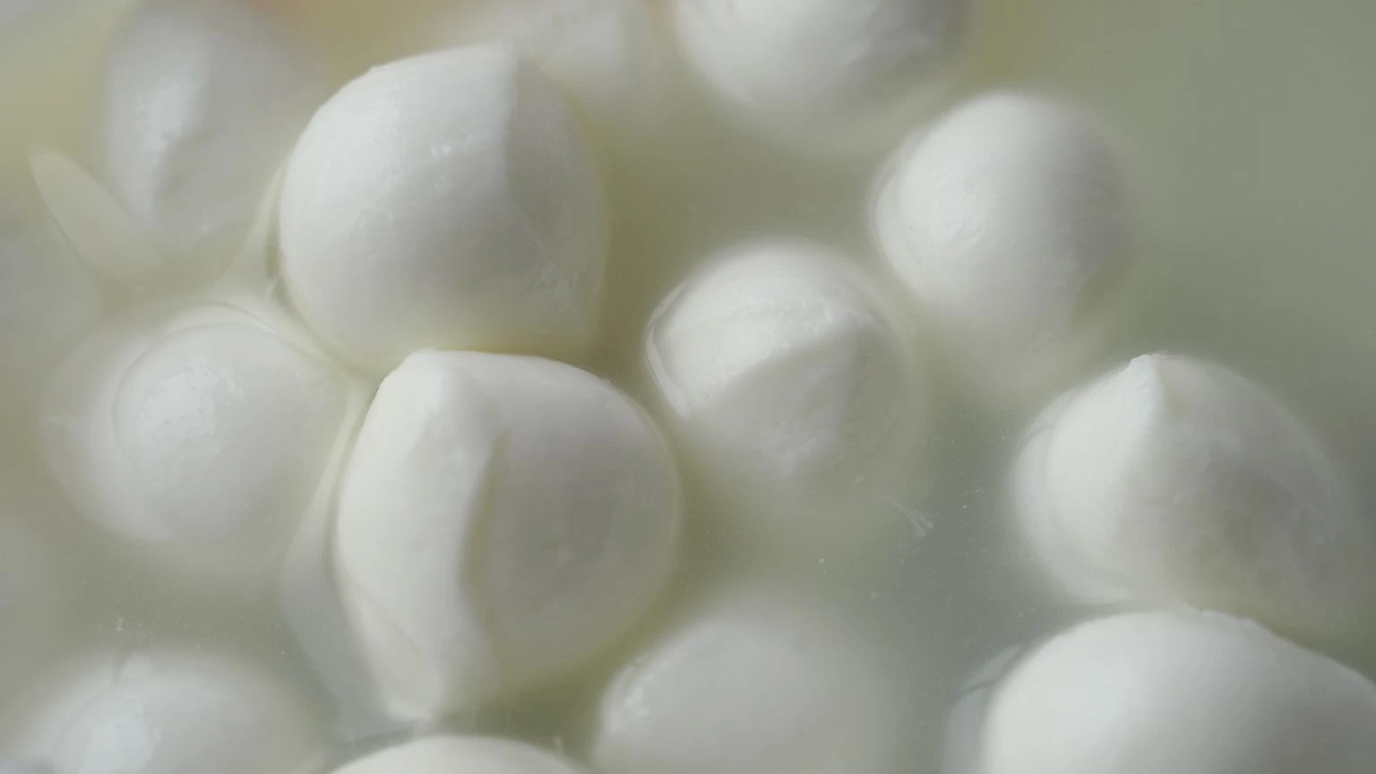 Co robicie z tą kulką po wypiciu mozzarelli? To oczywiście żart, ale ten płyn to naprawdę złoto