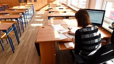 MEN ograniczy podstawy programowe. Nauczyciel krytycznie o obietnicy: 