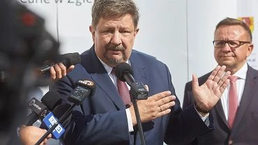 Grzegorz Schreiber, marszaek woj. dzkiego zakaony COVID-19. Dzie wczeniej by na spotkaniu bez maski