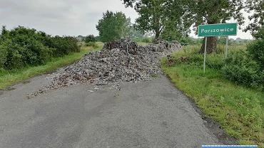 Parszowice. Wyrzucili had mieci na drog. W wizieniu mog spdzi nawet 5 lat