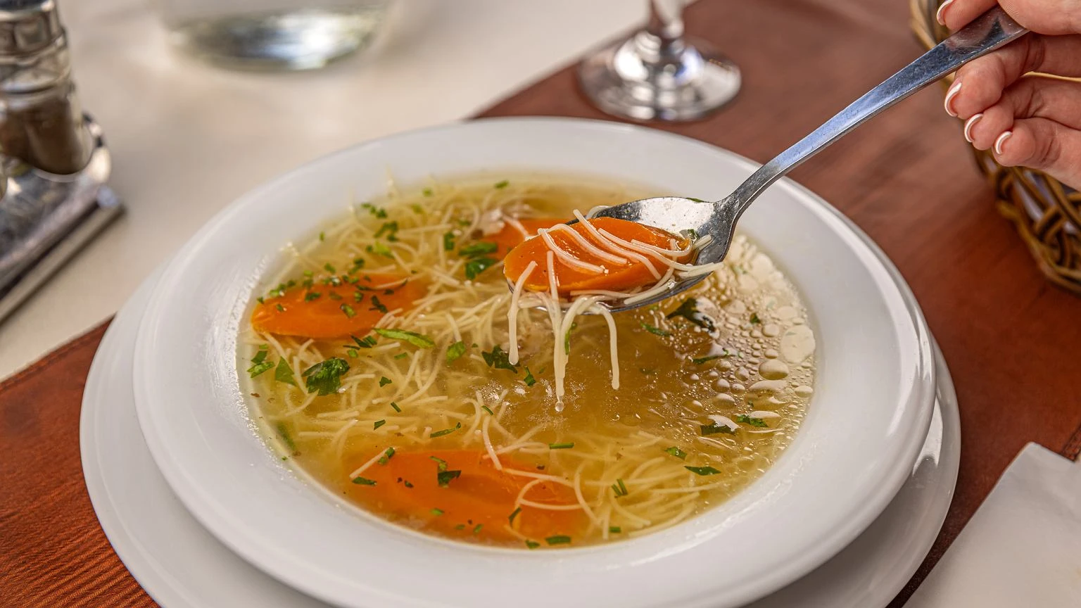 Idealny przepis dla kobiet po 50. RosĂłĹ kolagenowy dla zdrowia i urody. Warto jeĹÄ nie tylko w niedzielÄ