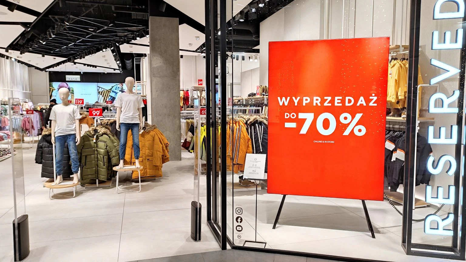 Pikowana kurteczka z Reserved zachwyciĹa Polki. Jej kremowy kolor to petarda. Teraz tylko 39,99 zĹ