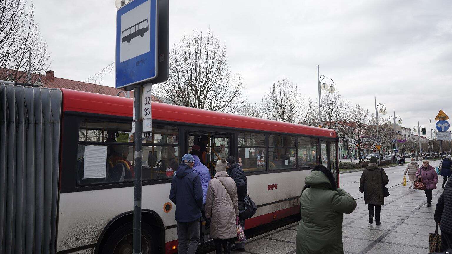 Nawet 1600 zł rocznie. Tyle oszczędzają seniorzy dzięki tej uldze. Kto jeszcze się załapie?