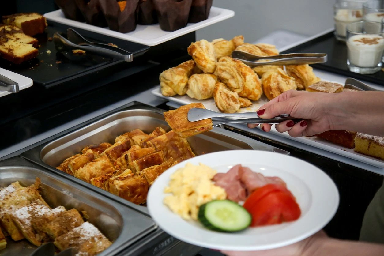 Ekspertka ostrzega przed bufetem all inclusive. Wskazała 6 rzeczy, na które warto uważać
