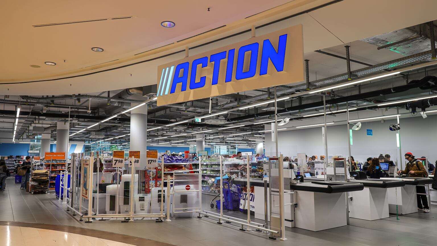 Polki pędzą do Action - porcelanowe talerze kupisz tam za 3,99 zł. Pięknie zdobione też w Biedronce