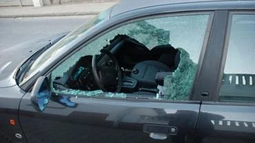 Wrocaw. Policjanci wybili szyb i wskoczyli do jadcego auta. Za kkiem spa pijany kierowca