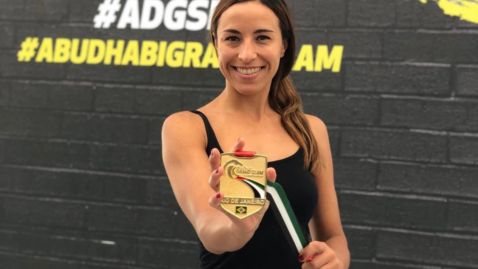 WywiadJest mistrzynią świata w jiu-jitsu, pracowała jako ochrona w klubie. 