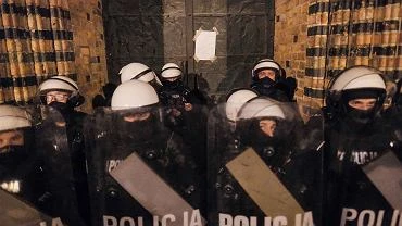 Policja chce podwyek na czas epidemii. Apeluje rwnie do protestujcych: Nie jestemy niczyimi wrogami