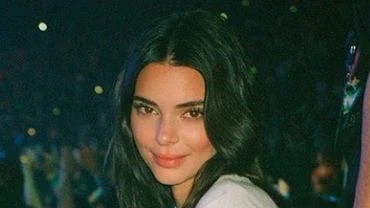 Kendall Jenner odtworzya zdjcie Pameli Anderson. W ten sposb chce zachci do udziau w wyborach