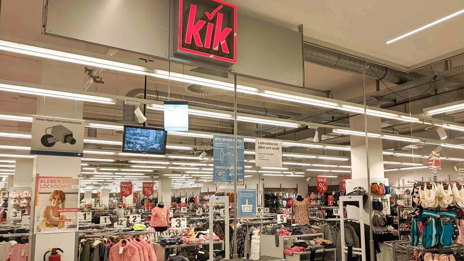 Przypomina Chanel, a jest z Kik - ten kardigan to kwintesencja francuskiej elegancji. Co w Sinsay?