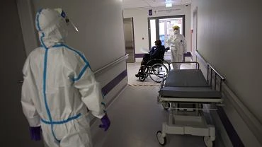 Wojewoda maopolski zaleca szpitalom piln weryfikacj chorych na COVID-19. Odpowied? 