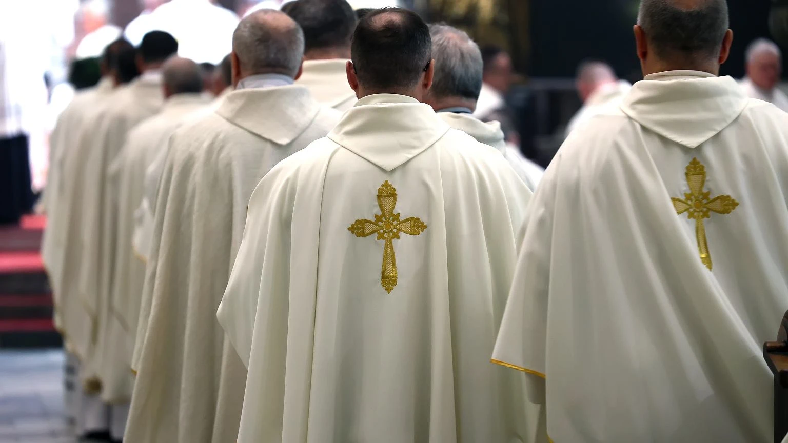 Wasz gĹosNie muszÄ utrzymywaÄ rodziny i pĹaciÄ za mieszkanie. Oto zarobki ksiÄĹźy w Polsce