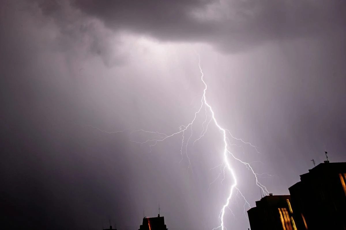 Burze uderzą w Polskę. IMGW ostrzega przed wezbraniami rzek. Synoptycy radzą zostać w domu
