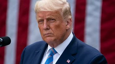 Donald Trump zakazi si koronawirusem. Ekspert: Choroba moe mu pomc w kampanii