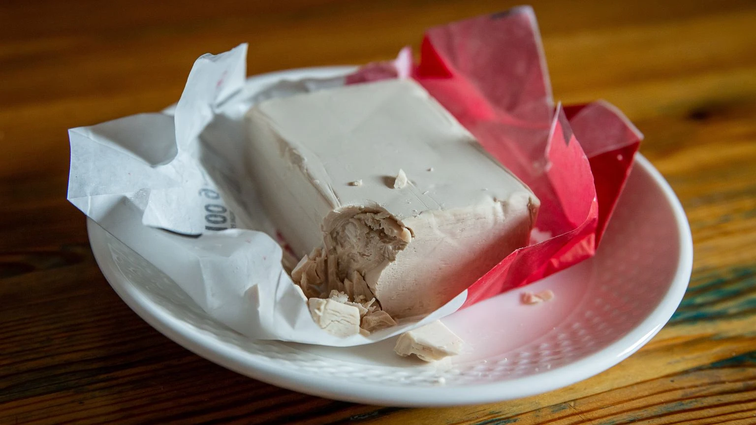 Pokrusz i dodaj do wody raz na dwa tygodnie. Zielony parapet bÄdzie uginaĹ siÄ od kwiatĂłw