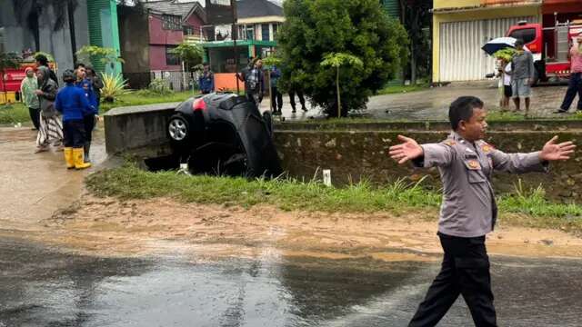 Detik-Detik Mobil Terseret Banjir di Bandar Lampung, Satu Orang Tewas