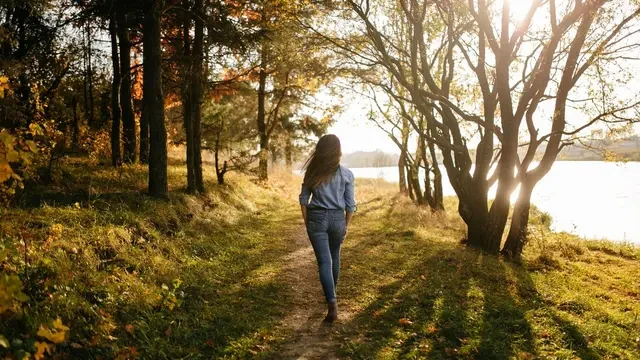 Fart Walk, Tren Kesehatan Baru yang Bisa Mencegah Kanker hingga Diabetes