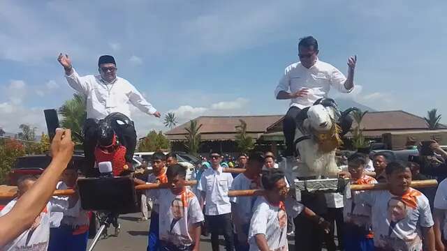 Serunya Tradisi Dodombaan Antar Pasangan Incumbent Helmi-Yudi Daftar Pilkada Garut 2024