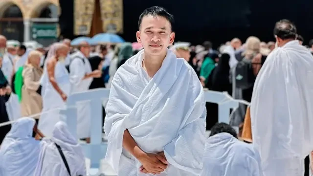 6 Potret Ruben Onsu di Depan Ka'bah, Tunjukkan Indahnya Kedekatan dengan Sang Pencipta