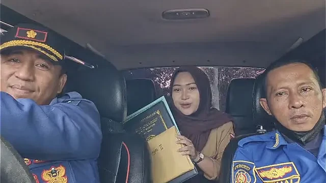 Bikin Meleleh, Siswi SMK Minta Tolong Petugas Damkar Wakili Orang Tua Ambilkan Rapor di Se...