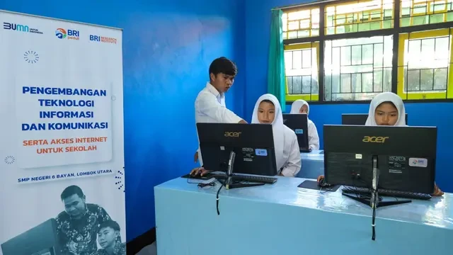 BRI Salurkan Bantuan Teknologi Informasi dan Akses Internet ke SMPN 6 Bayan Lombok