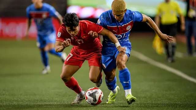 Pemain Vietnam Alami Cedera usai Laga Melawan Filipina di Lapangan Sintetis Rizal Memorial...