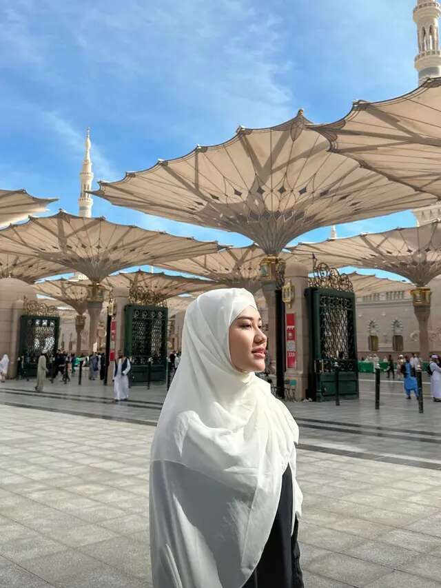 6 Potret Aaliyah Massaid di Masjid Nabawi Saat Umrah, Sebut Madinah Kota Favorit Selalu Bi...