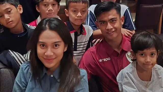 Absen Pakai Jersey, 6 Potret Perdana Azizah Salsha Bersama Pratama Arhan saat Laga Timnas ...