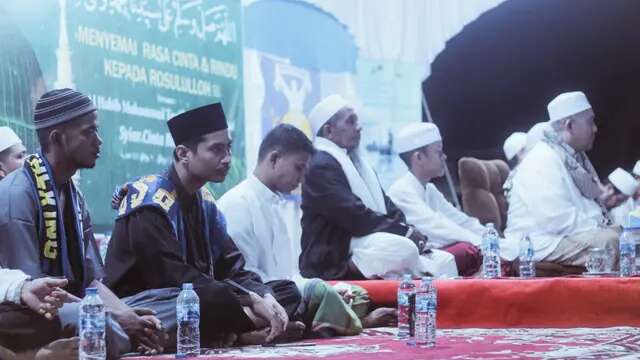 Indahnya Perbedaan, Suporter Bola Non-Muslim Jaga Peringatan Maulid Nabi Muhammad di Pekan...