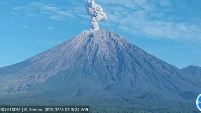 Gunung Semeru Erupsi, Tinggi Letusan Capai 1.200 Meter