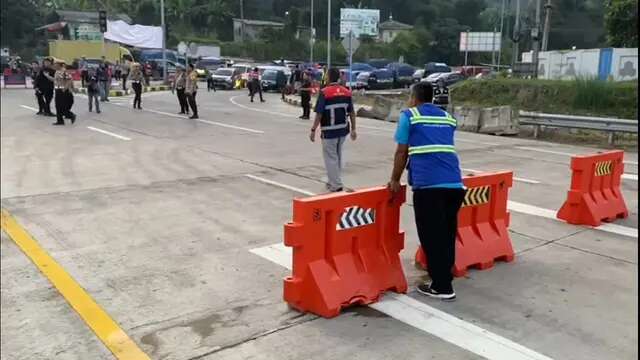 Kepadatan Kendaraan Saat Menanti Tol Sesi 2 Cigombong-Cibadak Kembali Dibuka