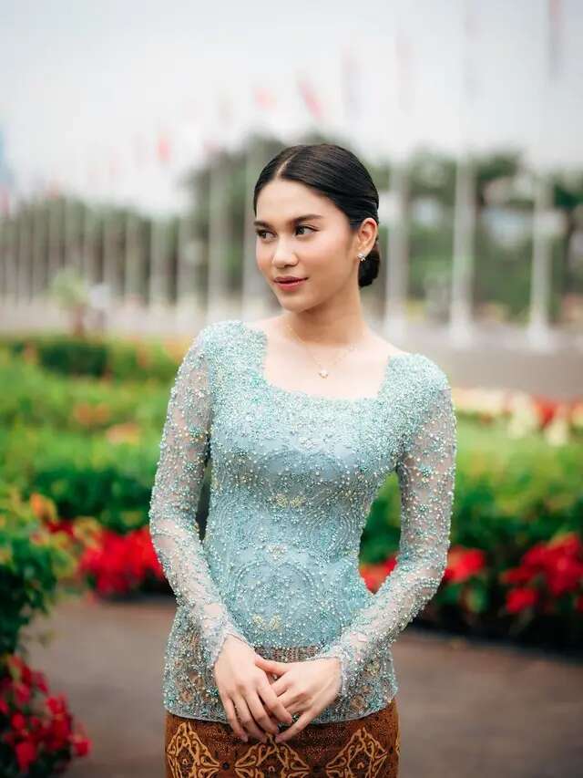 4 Inspirasi Kebaya Biru Segar dan Elegan ala Artis, dari Azizah Salsa hingga Freya JKT48