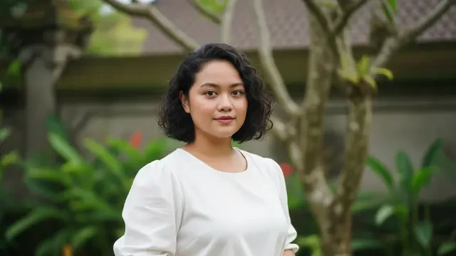 7 Model Rambut Keriting Pendek untuk Wajah Bulat, Tampil Lebih Tirus dan Stylish
