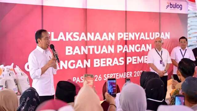 Jokowi Serahkan Bansos Beras ke 300 Keluarga di Paser