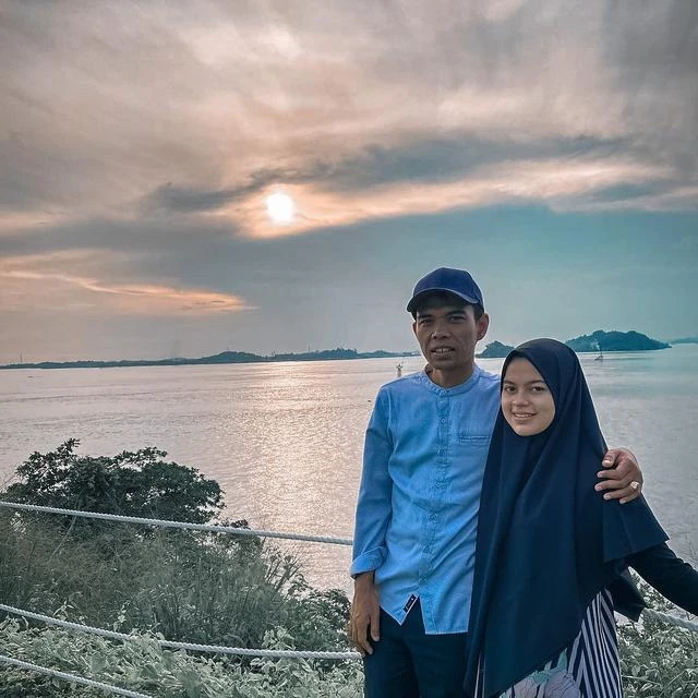 Kemesraan Ustaz Abdul Somad dan Fatimah Az Zahra Nikmati Senja di Tepi Laut, Warganet: So ...