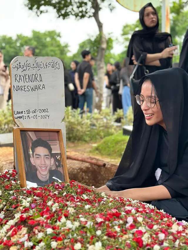 Putri Dede Yusuf Nangis di Makam Kekasih yang Baru Meninggal Sambil Peluk Pusara, Deretan ...