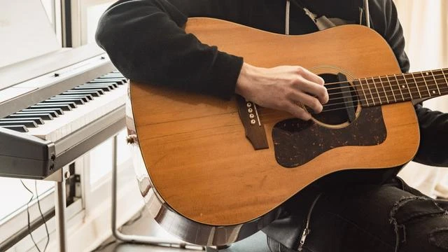 7 Cara Belajar Gitar dengan Cepat dan Mudah untuk Pemula, Harus Rajin Latihan