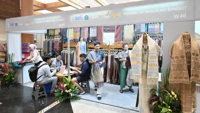 Tren Mode dan Budaya Bertemu di Indonesia Fashion Week 2025