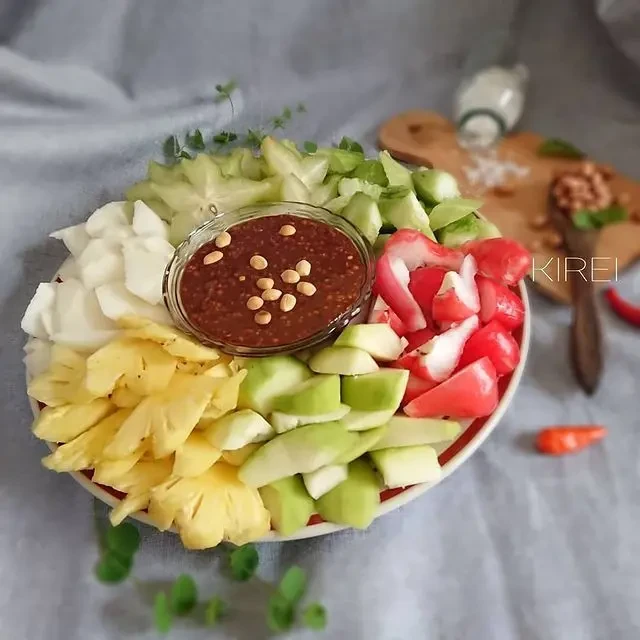 7 Resep Bumbu Rujak Kacang, Pedas Manis untuk Cocolan Buah Segar