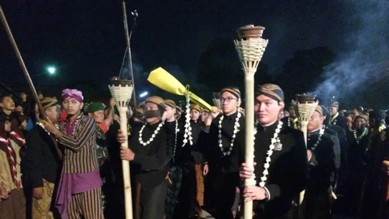 Kirab 1 Suro di Bawah Dualisme Keraton Surakarta