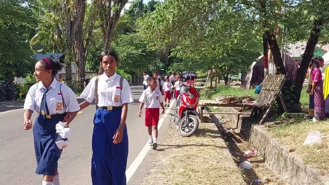 Momen Sedih Guru dan Pelajar Korban Hardiknas di Pengungsian Erupsi Gunung Lewotobi Laki-L...