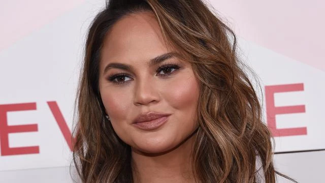 Chrissy Teigen Ancam Perkarakan Desainer Michael Costello ke Jalur Hukum