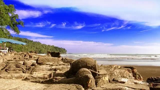 Intip, Keindahan Pantai Air Manis di Padang