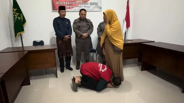 Kisah 'Malin Kundang' di Dumai, Anak Pukul Ulu Hati Ibu Berakhir Sujud Minta Maaf